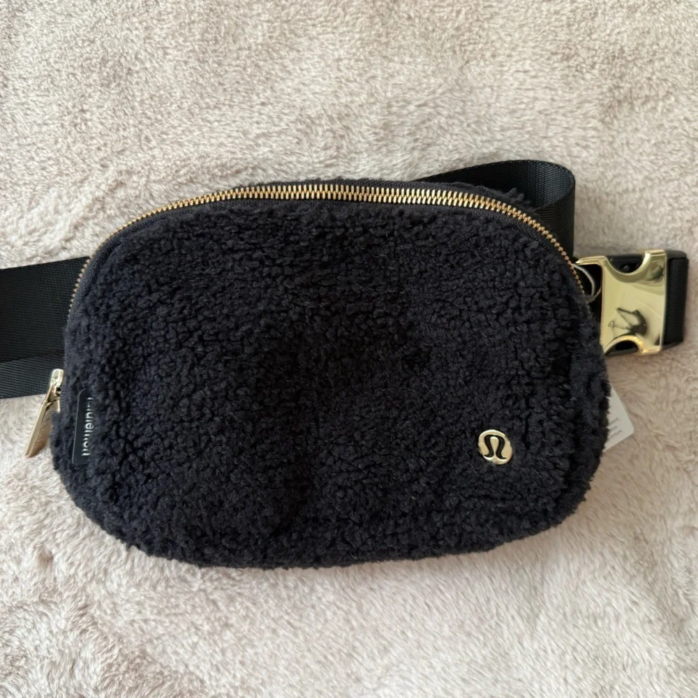 NWT Lululemon Everywhere Belt Bag 1L *Fleece - Black/Gold